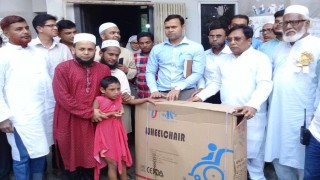 শিবপুরে বিভিন্ন প্রাথমিক বিদ্যালয়ে সাউন্ড সিষ্টেম প্রজেক্টর ও হুইল চেয়ার বিতরণ