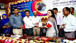 নরসিংদী জেলার ইউনিয়ন পরিষদ সচিবদের মধ্যে মোবাইল ফোন বিতরণ নরসিংদী জেলার ইউনিয়ন পরিষদ সচিবদের মধ্যে মোবাইল ফোন বিতরণ