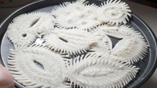 ঈদকে ঘিরে নকশী পিঠা তৈরিতে ব্যস্ত গ্রামীণ নারীরা