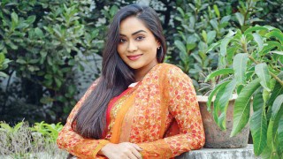 বলিউডের চলচ্চিত্রে যাত্রা শুরু মম’র