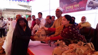 বঙ্গবন্ধু স্মরণে মোনাজাত ও অসহায়দের মধ্যে ঈদ সামগ্রী বিতরণ