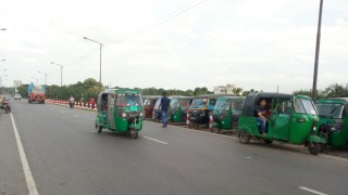 ঘোড়াশালে সেতুর ওপর অবৈধ সিএনজি অটোরিকশা স্ট্যান্ড, চলছে চাঁদাবাজিও ঘোড়াশালে সেতুর ওপর অবৈধ সিএনজি অটোরিকশা স্ট্যান্ড, চলছে চাঁদাবাজিও