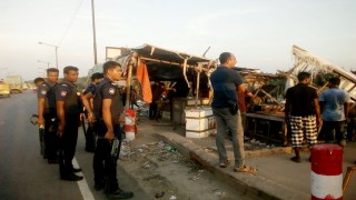 পলাশে সেতুর অবৈধ সিএনজি স্ট্যান্ড উচ্ছেদ করলো পুলিশ পলাশে সেতুর অবৈধ সিএনজি স্ট্যান্ড উচ্ছেদ করলো পুলিশ