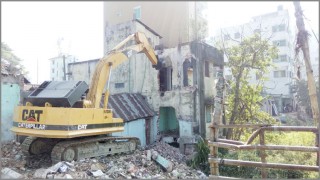 মাধবদীতে ব্রহ্মপুত্র নদ তীরের অবৈধ স্থাপনা উচ্ছেদ চলছে