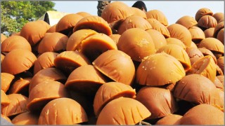 শীতে গুড় খাওয়ার উপকারিতা... শীতে গুড় খাওয়ার উপকারিতা...