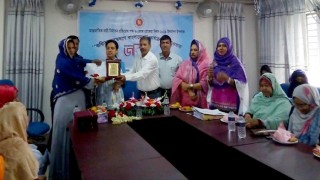 পলাশে ৫ জয়িতাকে সংবর্ধনা পলাশে ৫ জয়িতাকে সংবর্ধনা