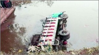 সাভারে ট্রাক খাদে পড়ে দুই ব্যবসায়ীর মৃত্যু সাভারে ট্রাক খাদে পড়ে দুই ব্যবসায়ীর মৃত্যু