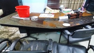 নরসিংদী সরকারি কলেজের অধ্যক্ষের ওপর ময়লা পানি নিক্ষেপ ও চেয়ার ছুড়লো মুখোশধারী দুর্বৃত্তরা