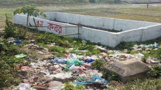 রায়পুরায় গণকবরের সামনে ফেলা হচ্ছে আর্বজনা