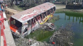 কারারচরে যাত্রীবাহী বাস খাদে পড়ে নিহত ১, আহত ১০ কারারচরে যাত্রীবাহী বাস খাদে পড়ে নিহত ১, আহত ১০