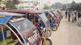 পলাশে স্ট্যান্ডের দাবীতে ইজিবাইক চালকদের কর্মবিরতি