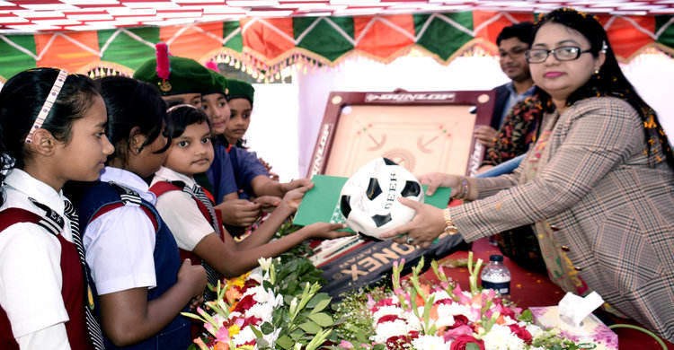 শিক্ষার্থীদের মধ্যে শীতকালীন ক্রীড়া সামগ্রী বিতরণ শিক্ষার্থীদের মধ্যে শীতকালীন ক্রীড়া সামগ্রী বিতরণ