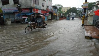 ভারী বৃষ্টিতে নরসিংদী শহরের প্রধান সড়ক সহ বিভিন্ন এলাকা পানিতে তলিয়ে গেছে।