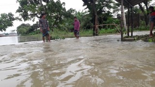 ধীর গতিতে নামছে সুরমার পানি ধীর গতিতে নামছে সুরমার পানি