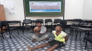 ইয়াবা ও দেশীয় অস্ত্রসহ ভেলানগর প্রাথমিক বিদ্যালয়ের ভেতর থেকে নৈশপ্রহরীসহ গ্রেপ্তার ২