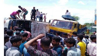 গোপালগঞ্জের কাশিয়ানীতে বাস উল্টে নিহত ৪ গোপালগঞ্জের কাশিয়ানীতে বাস উল্টে নিহত ৪
