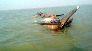 কক্সবাজার সমুদ্র সৈকতে ভেসে আসা ট্রলারে ৬ লাশ কক্সবাজার সমুদ্র সৈকতে ভেসে আসা ট্রলারে ৬ লাশ