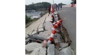 মনোহরদীতে নির্মাণের দুই মাসের মধ্যেই সেতুর সংযোগ সড়কে ধস