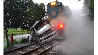 সিরাজগঞ্জে ট্রেনের ধাক্কায় মাইক্রোবাসের ৮ যাত্রী নিহত সিরাজগঞ্জে ট্রেনের ধাক্কায় মাইক্রোবাসের ৮ যাত্রী নিহত