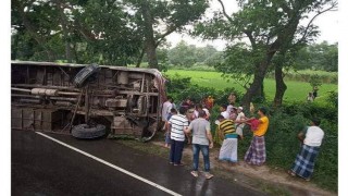 বাস নিয়ন্ত্রণ হারিয়ে খাদে পড়ে দুই নারী নিহত বাস নিয়ন্ত্রণ হারিয়ে খাদে পড়ে দুই নারী নিহত