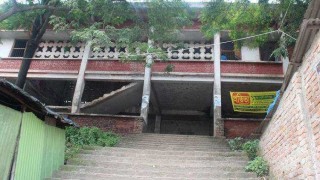 ঝুঁকিপূর্ণ ভবনে চলছে ঘোড়াশাল রেলওয়ে স্টেশনের কার্যক্রম