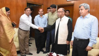 শিল্পমন্ত্রীর সাথে ঈদ শুভেচ্ছা বিনিময় শিল্পমন্ত্রীর সাথে ঈদ শুভেচ্ছা বিনিময়