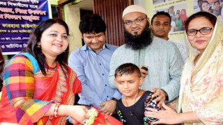 প্রতিবন্ধী শিক্ষার্থীদের মাঝে জেলা প্রশাসকের ঈদ বস্ত্র বিতরণ