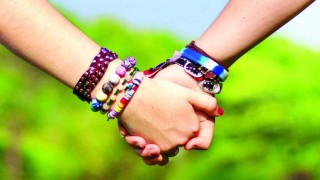 সঙ্গীর হাত ধরলে কমবে মানসিক চাপ, শারীরিক ব্যথা-কষ্ট