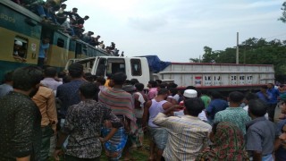 চলন্ত ট্রেনকে ধাক্কা দিলো নিয়ন্ত্রণ হারানো ট্রাক