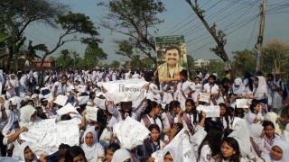 কলেজ অধ্যক্ষসহ ১০ শিক্ষকের পদত্যাগের প্রতিবাদে  নরসিংদীতে শিক্ষার্থীদের মহাসড়ক অবরোধ