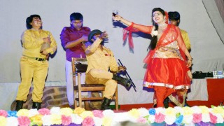 “হায়েনার হাসি” কাদাঁলো দর্শক