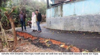 পলাশে নির্মাণের ১৫ দিনেই ভেঙে গেলো অর্ধকোটি টাকার পাঁকা সড়ক পলাশে নির্মাণের ১৫ দিনেই ভেঙে গেলো অর্ধকোটি টাকার পাঁকা সড়ক