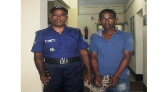 পলাশে বিস্কুটের লোভ দেখিয়ে ৬ বছরের শিশু ধর্ষণ, অভিযুক্ত যুবক আটক পলাশে বিস্কুটের লোভ দেখিয়ে ৬ বছরের শিশু ধর্ষণ, অভিযুক্ত যুবক আটক