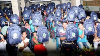 মাধবদীতে ব্যাংকের উদ্যোগে শিক্ষা উপকরণ বিতরণ