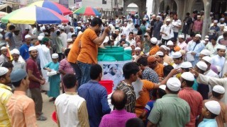 মাধবদীতে তৃষ্ণার্ত পথচারীদের মধ্যে শরবত বিতরণ