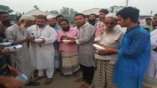 রায়পুরায় রোজাদার মানুষের মাঝে ইফতার বিতরণ