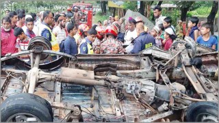 কুমিল্লায় সড়ক দুর্ঘটনায় মাইক্রোবাসে আগুন, শিশুসহ নিহত ৩ কুমিল্লায় সড়ক দুর্ঘটনায় মাইক্রোবাসে আগুন, শিশুসহ নিহত ৩