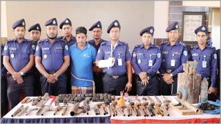 চট্টগ্রামে অবৈধ অস্ত্রের কারখানা থেকে বিপুল পরিমাণ অস্ত্র উদ্ধার চট্টগ্রামে অবৈধ অস্ত্রের কারখানা থেকে বিপুল পরিমাণ অস্ত্র উদ্ধার