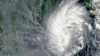 রাতে আঘাত হানতে পারে বুলবুল: উপকূলে বইছে ঝড় রাতে আঘাত হানতে পারে বুলবুল: উপকূলে বইছে ঝড়