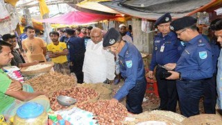 নরসিংদীতে পেঁয়াজের বাজার নিয়ন্ত্রণে পুলিশের অভিযান