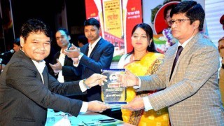 নরসিংদী জেলা প্রশাসনে ই-নথি ও ইসেবায় অবদানের জন্য পুরস্কার প্রদান