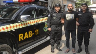 বাবুরহাটে দেশীয় কাপড়ে বিদেশী ব্র্যান্ডের সীল ব্যবহার, ব্যবসায়ী গ্রেপ্তার