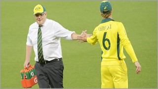 খেলোয়ারদের জন্য পানি নিয়ে মাঠে দৌড়ালেন প্রধানমন্ত্রী