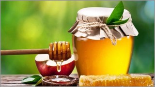 মধু!!! মধু সেবনের ১২টি আশ্চর্য উপকারিতা | রূপচর্চায় মধুর ব্যবহার