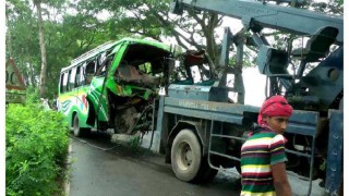 বাস নিয়ন্ত্রণ হারিয়ে গাছের সঙ্গে ধাক্কায় নিহত ৩ বাস নিয়ন্ত্রণ হারিয়ে গাছের সঙ্গে ধাক্কায় নিহত ৩