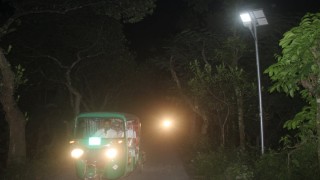 পলাশে ছিনতাই ডাকাতি রোধে অন্ধকার সড়কে বাতি স্থাপন পলাশে ছিনতাই ডাকাতি রোধে অন্ধকার সড়কে বাতি স্থাপন