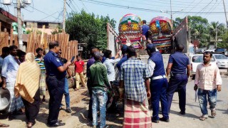 মাধবদীতে মহাসড়কে নিষিদ্ধ যানবাহন চলাচল রোধে অভিযান