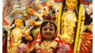 আজ মহাষ্টমীতে চলছে কুমারী পূজা আজ মহাষ্টমীতে চলছে কুমারী পূজা