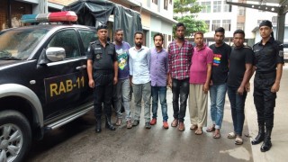 অস্ত্র ও গুলিসহ নারীদের উত্যক্তকারী গ্রুপের ৭ সদস্য গ্রেফতার অস্ত্র ও গুলিসহ নারীদের উত্যক্তকারী গ্রুপের ৭ সদস্য গ্রেফতার