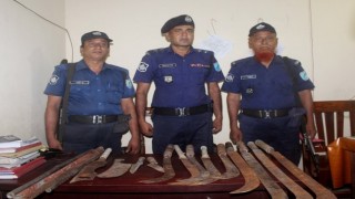 ডাঙ্গায় আ’লীগ নেতার বাগান বাড়ি থেকে ২৫ রাম দা ও ৫ চাপাতি উদ্ধার ডাঙ্গায় আ’লীগ নেতার বাগান বাড়ি থেকে ২৫ রাম দা ও ৫ চাপাতি উদ্ধার